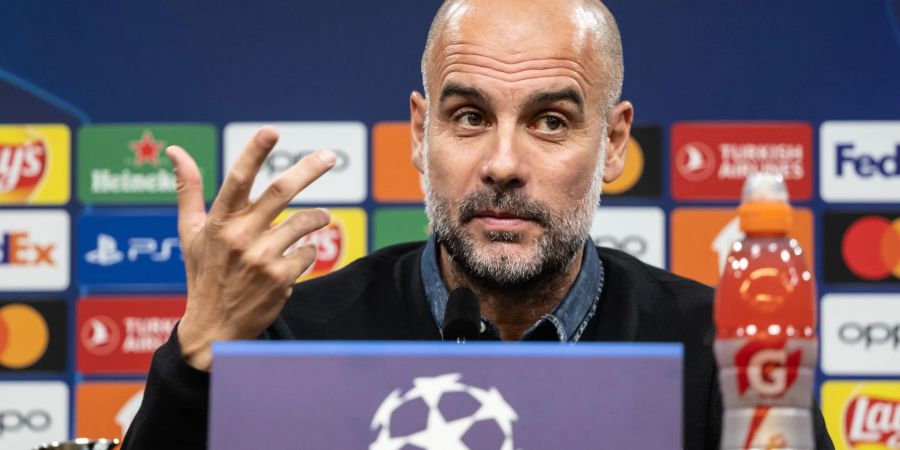 Manchesters Trainer Josep „Pep“ Guardiola spricht bei der Pressekonferenz vor dem Spiel gegen Dortmund.