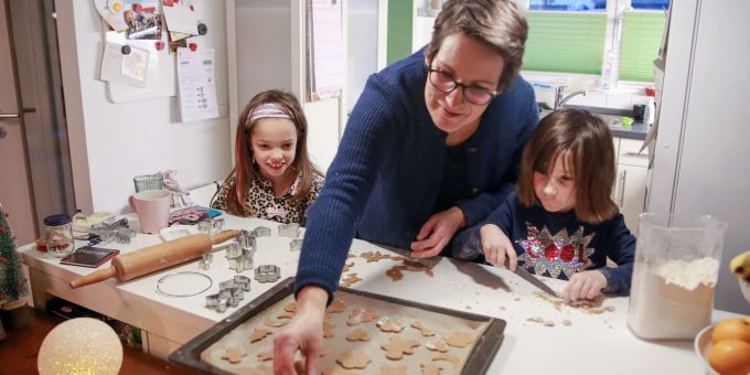Gemeinsam Plätzchen ausstechen macht Spass. Das In-den-Ofen-Schieben ist allerdings der Job der Eltern. Gemeinsam Plätzchen ausstechen macht Spass. Das In-den-Ofen-Schieben ist allerdings der Job der Eltern.