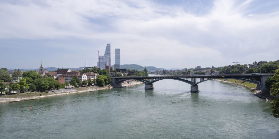 Der Rhein in Basel mit der Wettsteinbrücke, der Theodorskirche, der Karthäuserkirche des bürgerlichen Waisenhauses im Hof des Waisenhausareals und dem ehemaligen Kartäuserkloster.