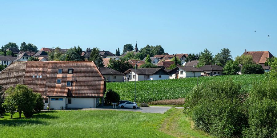 Blick auf Bolken. In der Bildmitte der Turm des Schulhauses.