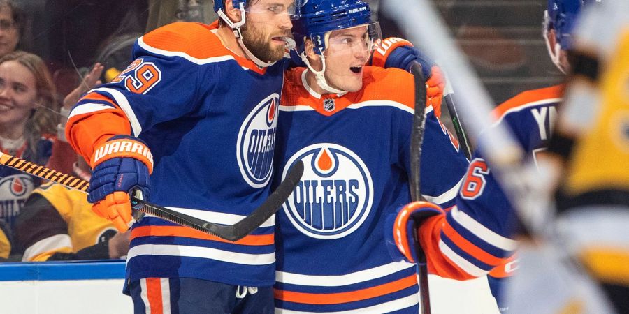 Leon Draisaitl (l) und Tyson Barrie von den Edmonton Oilers feiern ein Tor.