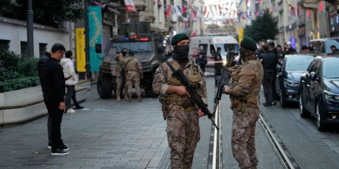 Bewaffnete Sicherheitskräfte stehen am Ort der Explosion auf der beliebten Einkaufsstrasse Istiklal in Istanbul. Türkei