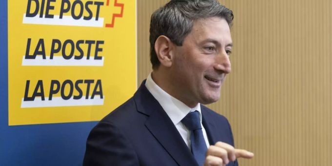 Roberto Cirillo, neuer CEO der Schweizerischen Post, gibt ein Interview während einer Medienkonferenz am Mittwoch in Bern. Roberto Cirillo, neuer CEO der Schweizerischen Post, gibt ein Interview während einer Medienkonferenz am Mittwoch in Bern.