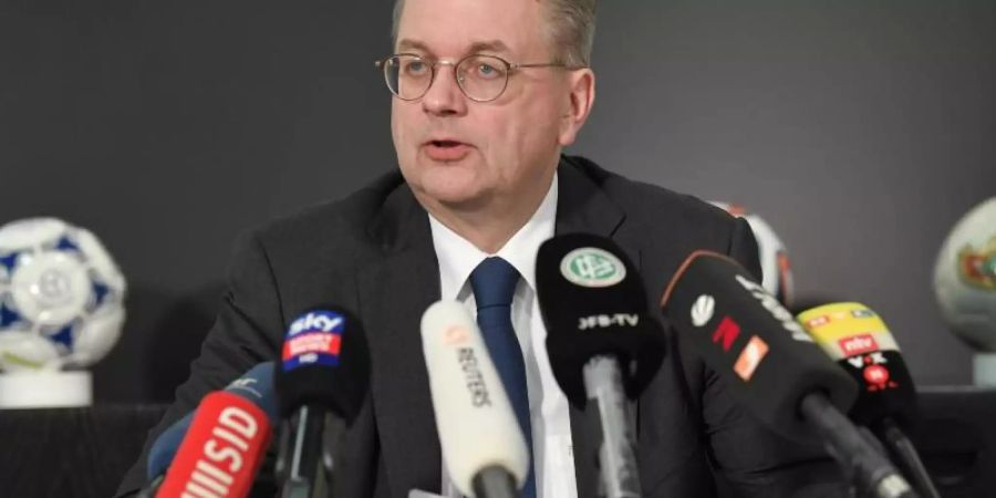 Reinhard Grindel will das Uhrengeschenk bei den Compliance-Abteilungen der internationalen Verbände selbst melden. Foto: Boris Roessler/dpa