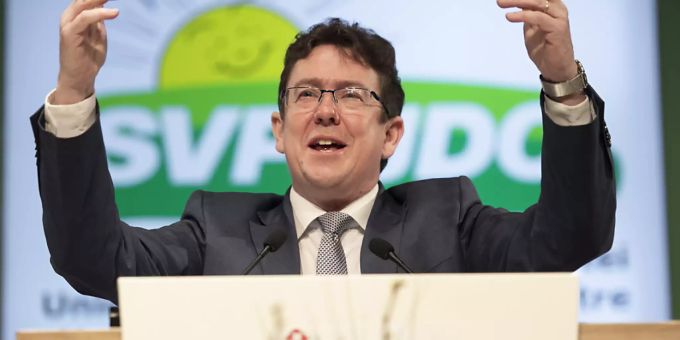 Die SVP und ihr Präsident Albert Rösti seien nicht direkt mit der FPÖ vergleichbar. SVP