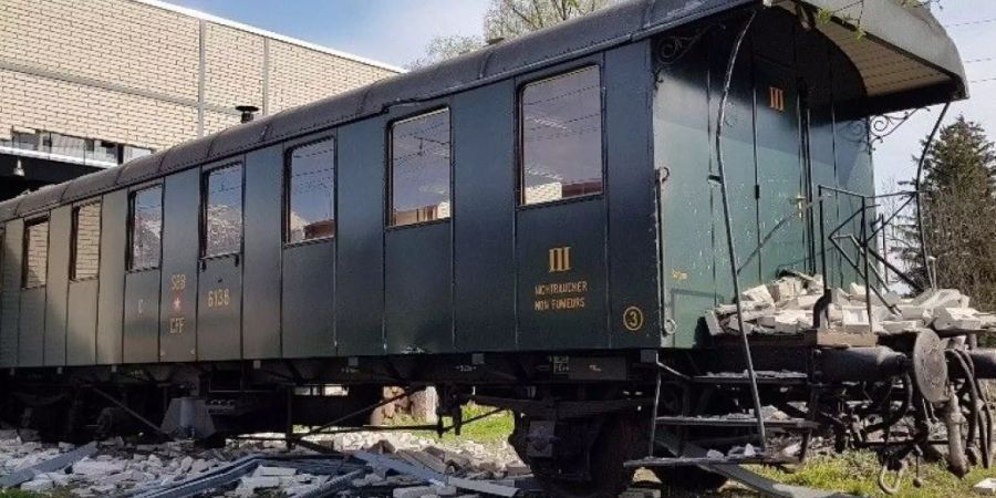 Die historischen Waggons wurden beim Zusammenstoss mit der Lokomotive durch die Wand der Depothalle in Buchs SG gestossen. (SBB)