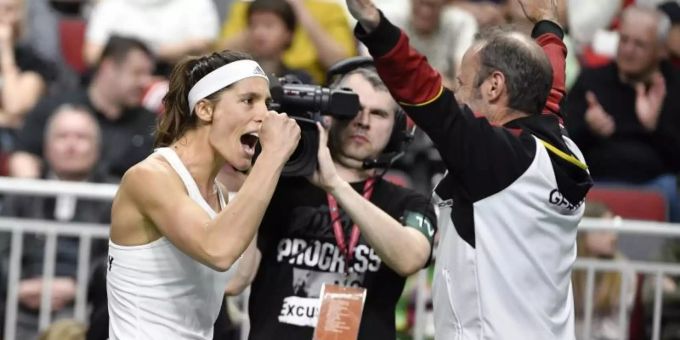 Team-Kapitän Jens Gerlach und Petkovic jubeln nach dem Spiel. Foto: Roman Koksarov/AP Team-Kapitän Jens Gerlach und Petkovic jubeln nach dem Spiel. Foto: Roman Koksarov/AP