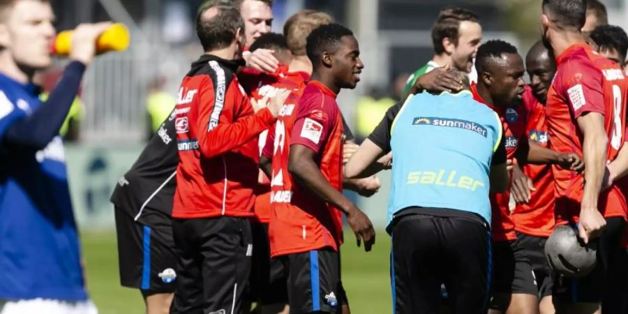 Die Paderborner Spieler feiern den 2:1-Sieg in Kiel. Frank Molter/dpa Foto: Frank Molter