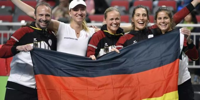Jens Gerlach, Mona Barthel, Anna-Lena Grönefeld, Andrea Petkovic und Julia Görges (l-r) feiern den Klassenerhalt. Foto: Roman Koksarov/AP Jens Gerlach, Mona Barthel, Anna-Lena Grönefeld, Andrea Petkovic und Julia Görges (l-r) feiern den Klassenerhalt. Foto: Roman Koksarov/AP