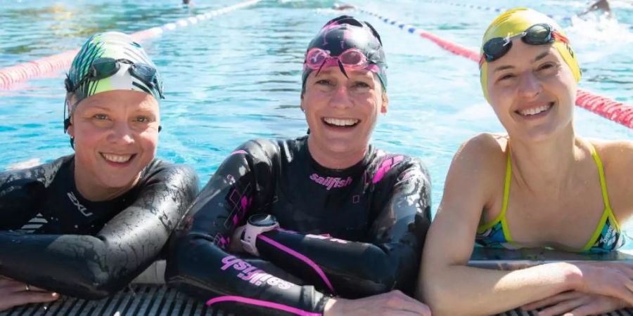 Saisoneröffnung: Die Schwimmerinnen Nena, Anja und Anja (v.l.) geniessen das Wasser im Westbad in Nürnberg. Foto: Timm Schamberger