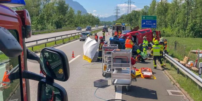 Die St. Galler Kantonspolizei hat während einer Unfallübung auf der A13 eine «Gaffer-Kontrolle» durchgeführt: Autolenker, die am Steuer das Handy zückten und Fotos machten, wurden angezeigt. Die St. Galler Kantonspolizei hat während einer Unfallübung auf der A13 eine «Gaffer-Kontrolle» durchgeführt: Autolenker, die am Steuer das Handy zückten und Fotos machten, wurden angezeigt.