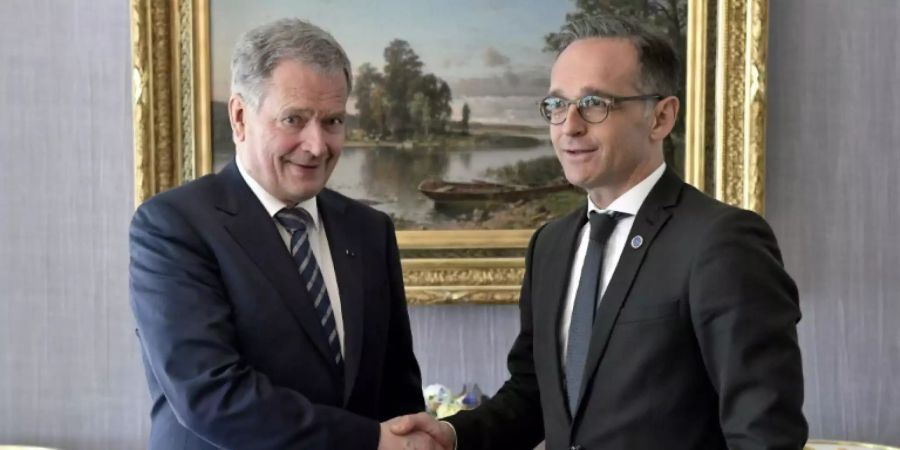 Finnischer Präsident Niinistö (l.) begrüsst Aussenminister Maas