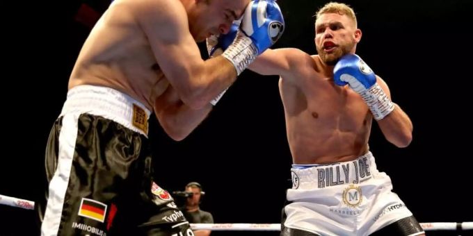 Der Engländer Billy Joe Saunders (r) schlägt Shefat Isufi aus München. Foto: Paul Harding/PA Wire Der Engländer Billy Joe Saunders (r) schlägt Shefat Isufi aus München. Foto: Paul Harding/PA Wire
