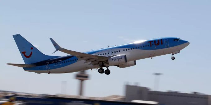 Ein TUI-Flugzeug startet vom Flughafen Palma. Boeing Tui