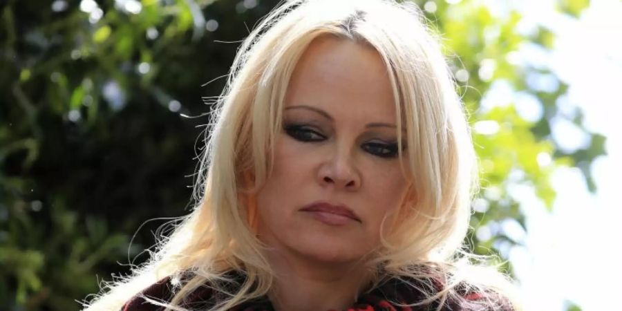Pamela Anderson vor dem Belmarsh Gefängnis, nachdem sie dort Julian Assange besucht hatte. Foto: Gareth Fuller