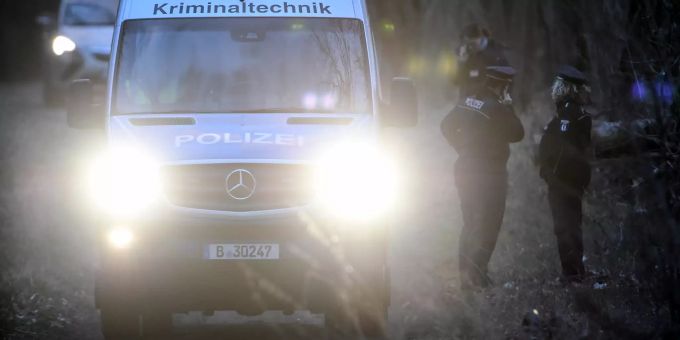 Berliner Polizisten brechen bei Einbruch der Dunkelheit die Suche in einem Waldstück nach der vermissten Rebecca aus Berlin ab. Fall Rebecca Polizei