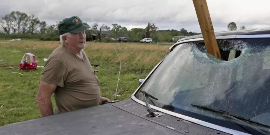 Glück gehabt: Dieser Autobesitzer glaubt seinen Augen nicht. Auch hier in Hamilton in Mississippi wurden Dutzende Häuser dem Erdboden gleichgemacht. Foto: Jim Lytle/AP