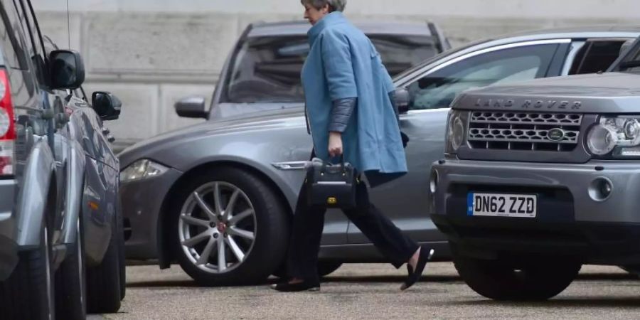 Die britische Premierministerin Theresa May trifft in der Downing Street ein. Foto: David Mirzoeff/PA Wire