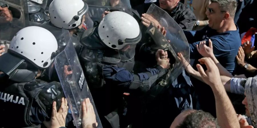 Auseindersetzungen zwischen Demonstranten und Polizisten