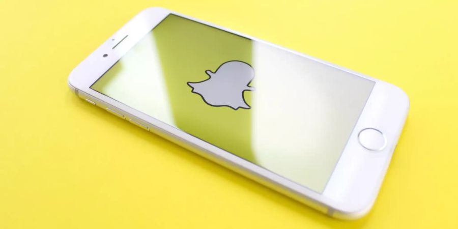 Weisses Smartphone mit der Snapchat-App