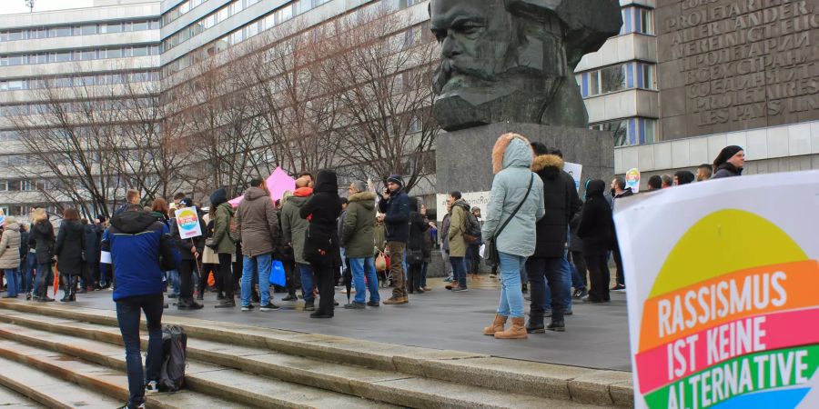 Menschen haben sich zur Demonstration March Against Racism am internationalen Aktionstag gegen Rassismus vor dem Karl Marx Monument versammelt.