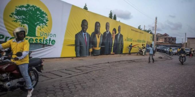Wahlplakat einer von zwei zugelassenen Parteien in Benin Wahlplakat einer von zwei zugelassenen Parteien in Benin