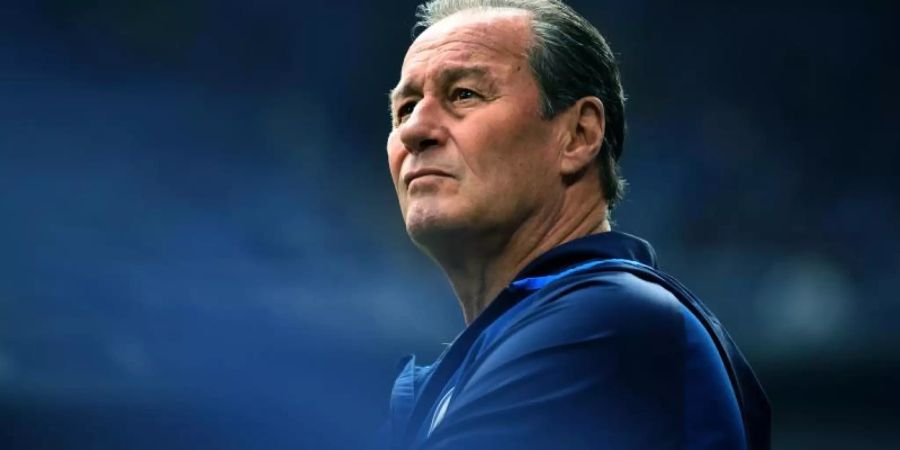 Schalkes Trainer Huub Stevens ist über das vermeintliche Interesse des FC Bayern an Keeper Nübel verstimmt. Foto: Ina Fassbender