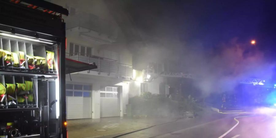 Beim Brand in einem Reihenhaus in Untereggen wurden zwei Personen verletzt und es entstand grosser Sachschaden.