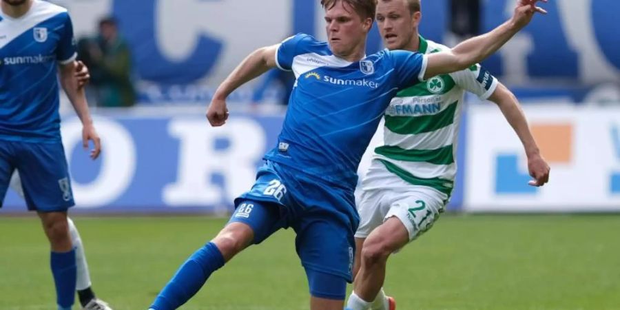 Der Magdeburger Marius Bülter (M.) ist vor Nik Omladic am Ball. Foto: Peter Steffen