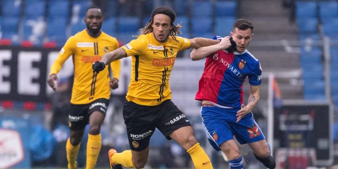 YBs Kevin Mbabu (Mitte) im Zweikampf mit Taulant Xhaka vom FC Basel. Dahinter Nicolas Moumi Ngamaleu. Kevin Mbabu