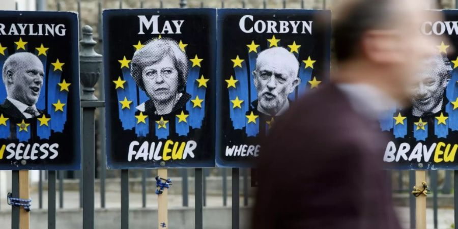 Kritik hagelt es sowohl für May wie auch für Corbyn