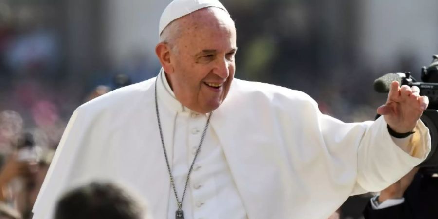 Papst Franziskus begrüsst Besucher