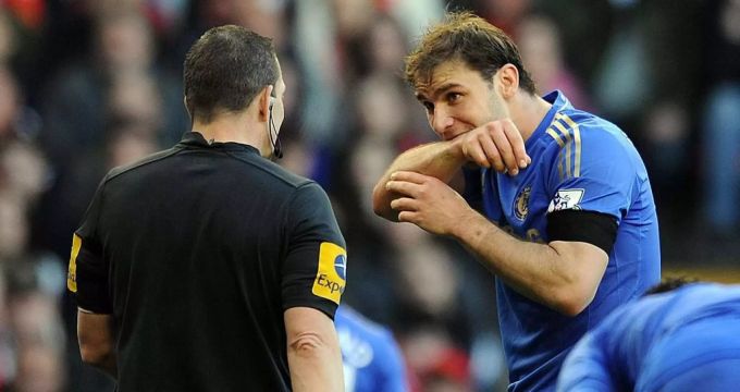 Branislav Ivanović zeigt an, dass ihn Luis Suárez gebissen hat. Das Bild stammt aus dem Jahr 2013. Luis Suárez