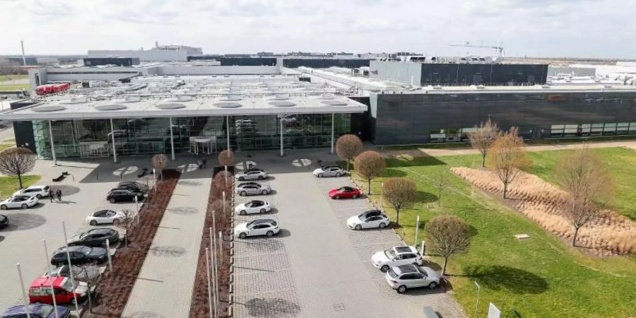 Blick auf das Porsche Werk Leipzig. Der Autobauer Porsche erweitert sein Leipziger Werk um eine Achsenfertigung für den Elektro-Macan. Foto: Jan Woitas