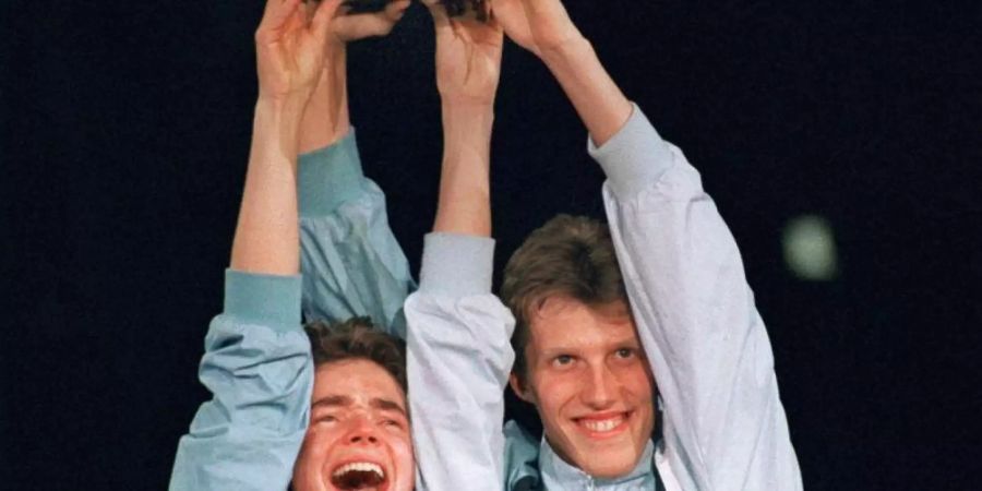 Steffen Fetzner (l) und Jörg Rosskopf freuen sich 1989 über den Weltmeistertitel im Doppel. Foto: Franz-Peter Tschauner/dpa