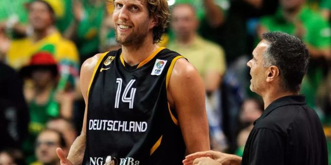 Als Bundestrailner hat Dirk Bauermann (r) mit Nationalspieler Dirk Nowitzki Erfolge gefeiert. Foto (Archiv) Georgi Licovski/EPA/dpa Foto: Georgi Licovski Als Bundestrailner hat Dirk Bauermann (r) mit Nationalspieler Dirk Nowitzki Erfolge gefeiert. Foto (Archiv) Georgi Licovski/EPA/dpa Foto: Georgi Licovski
