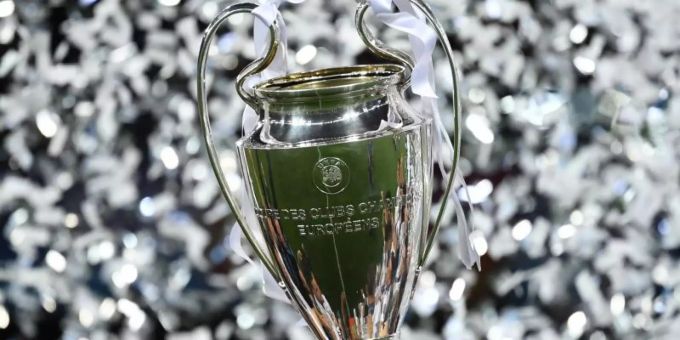Um diesen Pokal geht es bei der Champions League. Berwerber für das Fiinale 2021 sind München und St. Petersburg. Foto: Ina Fassbender Um diesen Pokal geht es bei der Champions League. Berwerber für das Fiinale 2021 sind München und St. Petersburg. Foto: Ina Fassbender