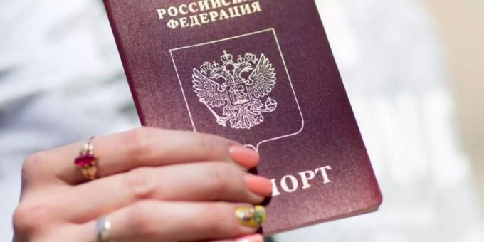 Putin unterzeichnete ein Dekret, wonach Menschen mit ständigem Wohnsitz in «einzelnen Kreisen» der Gebiete von Donezk und Luhansk in einem «vereinfachten Verfahren» russische Staatsbürger werden können. Foto: Kay Nietfeld Putin unterzeichnete ein Dekret, wonach Menschen mit ständigem Wohnsitz in «einzelnen Kreisen» der Gebiete von Donezk und Luhansk in einem «vereinfachten Verfahren» russische Staatsbürger werden können. Foto: Kay Nietfeld