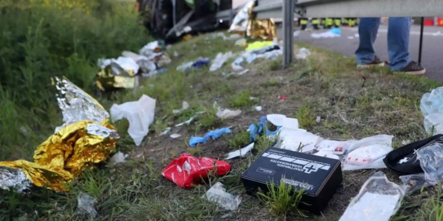 Der Fernbus war von der mittleren Fahrspur nach rechts abgekommen und an der Böschung auf die Seite gekippt. Foto: Jan Woitas