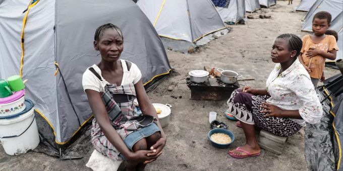 Die Menschen harren in den Camps aus. Mozambique Cyclone Idai aftermath