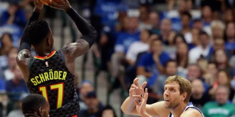 Dirk Nowitzki (r) ist mit ein Grund, weshalb Dennis Schröder (l) den Sprung in die Liga der besten Basketballer gewagt hat. Foto: Lm Otero/AP/dpa