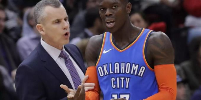 Mussten mit Oklahoma eine Niederlage analysieren: Dennis Schröder (r) und Coach Billy Donovan. Foto: Nam Y. Huh/AP/dpa Mussten mit Oklahoma eine Niederlage analysieren: Dennis Schröder (r) und Coach Billy Donovan. Foto: Nam Y. Huh/AP/dpa