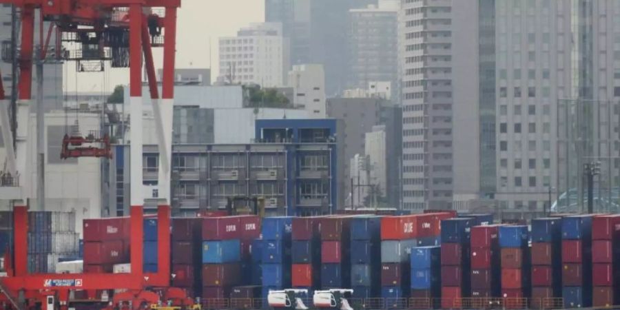 Container werden in einem Hafen in Tokio gestapelt. Das Interesse deutscher Unternehmen am japanischen Markt wächst. Foto: Koji Sasahara/AP