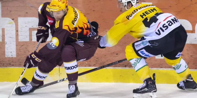 André Heim im Fight mit dem Genfer Tanner Richard. Ab Sommer wird Heim für den HC Ambrì-Piotta kämpfen. (Archivbild) André Heim