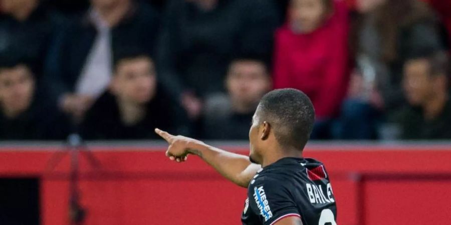 Machte den Deckel drauf: Leverkusens Leon Bailey feiert sein Tor zum 2:0. Foto: Rolf Vennenbernd
