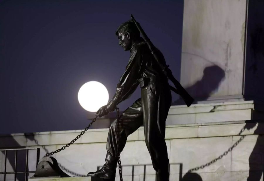 Der Supermond scheint in Nicosia (Zypern) über einer Statue.