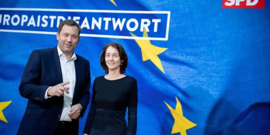 Katarina Barley, SPD-Spitzenkandidatin für die Europa-Wahl, und Lars Klingbeil, SPD-Generalsekretär, stellen das Wahlprogramm für die Europawahl vor. Foto: Kay Nietfeld