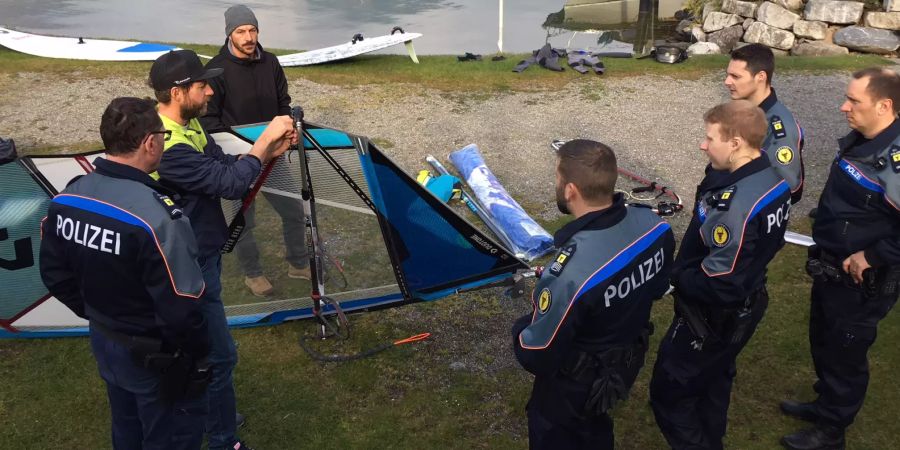 Polizisten hören bei der Weiterbildung am See aufmerksam zu