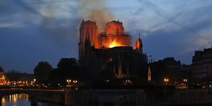 Die Pariser Kathedrale Notre-Dame steht in Flammen. Foto: Michael Euler Die Pariser Kathedrale Notre-Dame steht in Flammen. Foto: Michael Euler