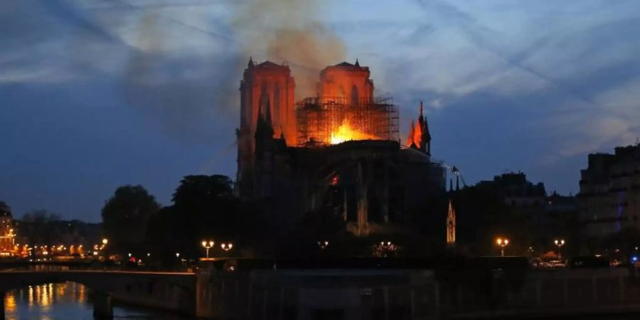 Die Pariser Kathedrale Notre-Dame steht in Flammen. Foto: Michael Euler